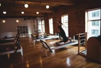 Entschlossene Frau übt Pilates im Fitnessstudio — Stockfoto