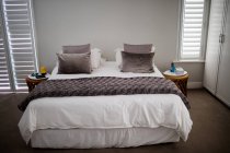 Порожній ліжку в спальні в домашніх умовах — стокове фото
