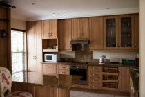 Interior de la cocina moderna en casa - foto de stock