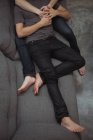 Blick aus der Vogelperspektive auf ein romantisches homosexuelles Paar, das sich zu Hause auf dem Sofa umarmt — Stockfoto