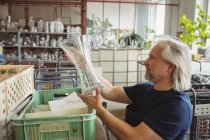Vetro soffiatore esaminando vetreria presso la fabbrica di soffiaggio vetro — Foto stock