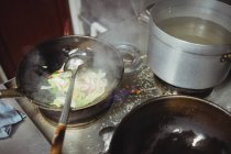 Verschiedene Utensilien in der professionellen Küche des Restaurants — Stockfoto