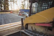 Planierraupe mit Bauholz auf Baustelle — Stockfoto