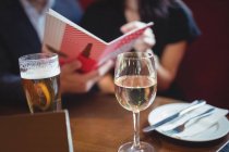 Закри напоїв на стіл в ресторані — стокове фото
