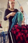 Косметолог стиль клієнтів волосся в магазині дредлоків — стокове фото
