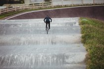 Rückansicht eines Radfahrers auf einem BMX-Rad im Skatepark — Stockfoto