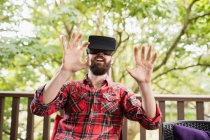 Homme utilisant casque de réalité virtuelle dans la terrasse du bar — Photo de stock
