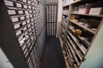 Estantes y cajones en el almacén de un centro de reparación - foto de stock