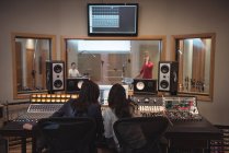 Ingegneri audio che utilizzano mixer audio in studio di registrazione — Foto stock