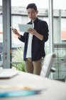 Führungskräfte mit Handy und digitalem Tablet im Büro — Stockfoto