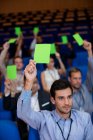 Dirigenti aziendali che mostrano approvazione alzando le mani al centro congressi — Foto stock