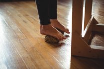 Piedi di donna che si esercita sulla palla da massaggio ai piedi in palestra — Foto stock