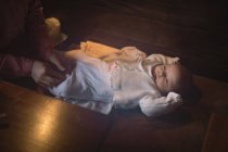 Madre che cambia il pannolino della figlia neonata — Foto stock