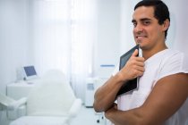 Портрет улыбающегося врача с цифровым планшетом в клинике — стоковое фото