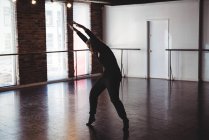 Жінка практикує сучасний танець в танцювальній студії — стокове фото