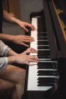 Mãos de casal tocando piano em estúdio de gravação — Fotografia de Stock
