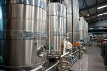 Ємності для зберігання та обладнання на заводі соків — стокове фото
