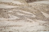 Primo piano delle tracce di pneumatici sul fango in cantiere — Foto stock