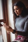 Schöne Frau mit digitalem Tablet im Café — Stockfoto