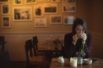 Donna premurosa che prende una tazza di caffè nel caffè — Foto stock