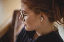 Primo piano di bella donna con auricolari wireless — Foto stock