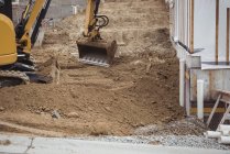 Bulldozer enlever la boue sur le chantier de construction — Photo de stock