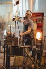 Митець формування розплавленого скла на заводі glassblowing — стокове фото