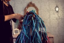 Gros plan de coiffeur esthéticienne clients cheveux dans dreadlocks boutique — Photo de stock