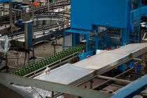 Vue grand angle des machines et des lignes de production dans l'usine de jus — Photo de stock
