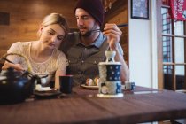 Пара романтиків, маючи суші в ресторані — стокове фото