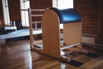 Équipement de reformage sportif dans un studio de fitness vide — Photo de stock