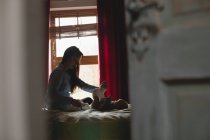 Mãe mudando fralda de bebê no quarto em casa — Fotografia de Stock