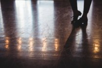 Füße einer Frau tanzen im Ballettstudio — Stockfoto