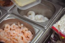 Crevettes crues dans la cuisine du restaurant — Photo de stock
