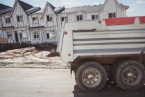 Вантажівка Dumper на будівельному майданчику з будівлею у фоновому режимі — стокове фото