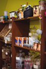 Vários louças de vidro e recipientes dispostos com doces turcos em prateleiras na loja — Fotografia de Stock