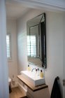 Salle de bain vide avec lavabo à la maison — Photo de stock