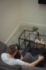 Alto angolo vista di romantico gay coppia abbracciare su divano a casa — Foto stock