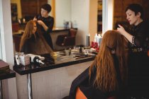 Жіночий перукар стилізації клієнтів волосся салон — стокове фото