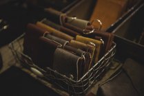 Различные кожаные кошельки в стальном ящике в мастерской — стоковое фото