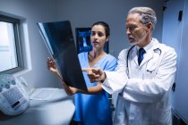 Доктор і медсестра, вивчаючи рентгенівського в лікарні — стокове фото