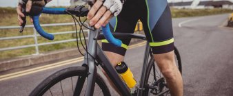 De secção intermédia do atleta andar de bicicleta na estrada rural — Fotografia de Stock