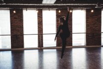 Девушка, практикующая танец в танцевальной студии — стоковое фото