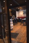 Interior del pub de campo vacío con barril de cerveza - foto de stock