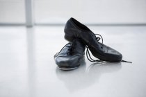 Close-up de sapatos de torneira no chão — Fotografia de Stock