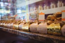 Verschiedene Süßigkeitenboxen an der Theke in türkischem Süßwarenladen — Stockfoto