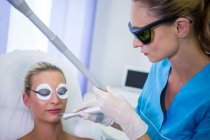 Paciente femenina recibiendo procedimiento de elevación en salón de belleza - foto de stock