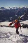 Лыжник ходит в снежных альпах с лыжами в течение зимы — стоковое фото