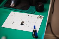 Nahaufnahme verschiedener Schrauben auf dem Tisch in einem Reparaturzentrum — Stockfoto
