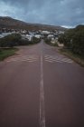 Strada vuota che conduce al villaggio — Foto stock